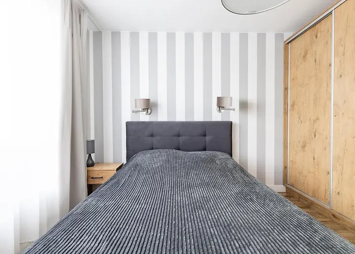 Fajny Apartament Z Parkingiem, Obok Metra.