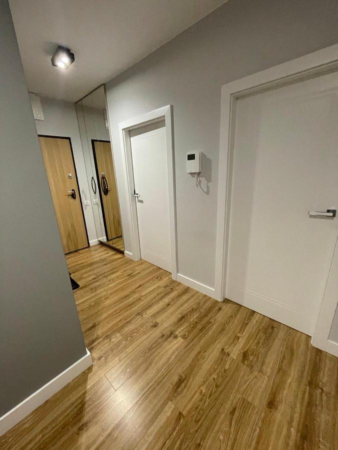 Z Parkingiem, Obok Metra. Apartment